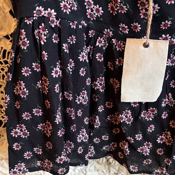 Easel Floral Black and Pink Women's Top NWT Size Large - Picture 4 of 7